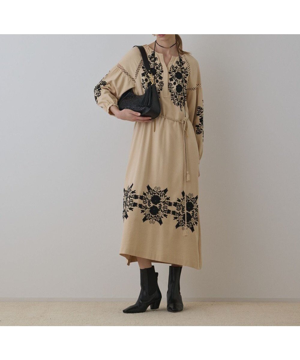 【グレース コンチネンタル/GRACE CONTINENTAL】のエンブロイダリーカフタンワンピース インテリア・キッズ・メンズ・レディースファッション・服の通販 founy(ファニー) ファッション Fashion レディースファッション Fashion for Women ワンピース Dresses オックス Oxford Fabric バランス Balance, Style Balance A/W・秋冬 Autumn/Winter ベージュ|ID: prp329100004731929 ipo3291000000034179993