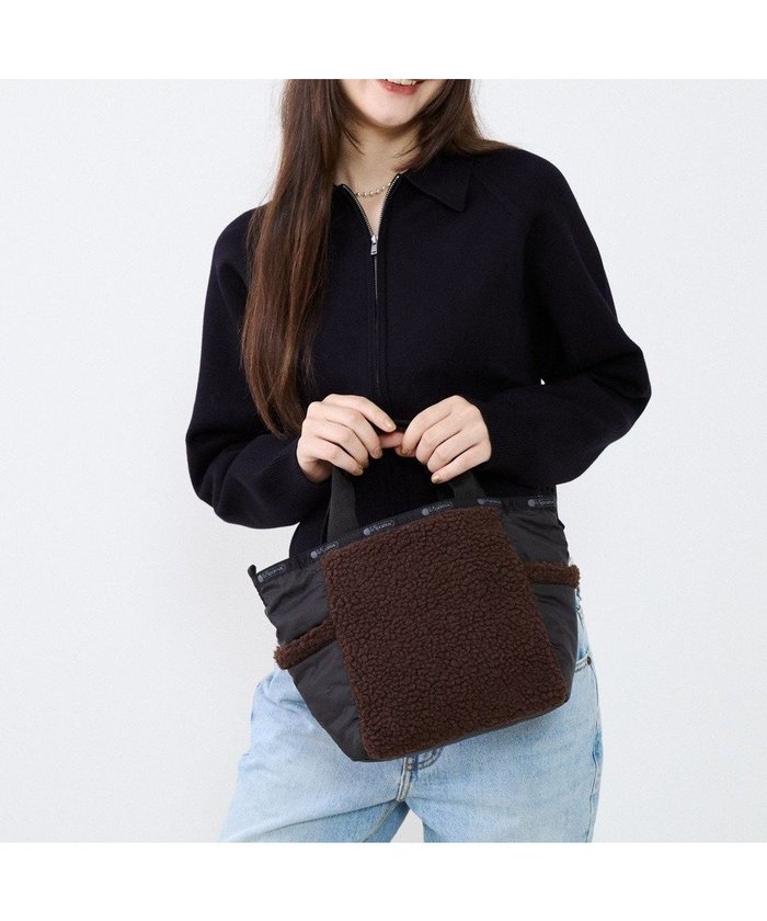 【レスポートサック/LeSportsac】のSHERPA SMALL OPEN TOTE/ダークチョコレートシェルパ インテリア・キッズ・メンズ・レディースファッション・服の通販 founy(ファニー) https://founy.com/ ファッション Fashion レディースファッション Fashion for Women バッグ Bags コレクション Collection, Seasonal Line 今季 This Season, Current Season 軽量 Lightweight, Ultra Light スマート Smart, Elegant トラベル Travel, Travel Gear トレンド Trend, Trending Now 人気 Popular, Best Seller プリント Print, Printed Pattern ボックス Boxy, Box Shape ポケット Pocket, Pocket Detail ミックス Mix, Mixed Style A/W・秋冬 Autumn/Winter おすすめ Recommended / Our Picks 旅行 Travel ビジネス 仕事 通勤 Business / Work / Commuting |ID: prp329100004737724 ipo3291000000035795753