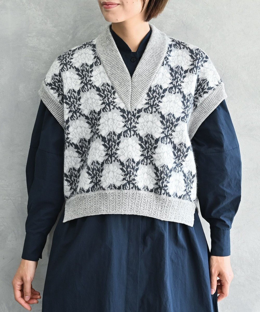 【ムーク/muuc】の〈うっとり柔らか上質な極細繊維〉〈前身頃は希少なモヘアとシルク×後ろ身頃はウール100%〉フラワージャカード ベスト インテリア・キッズ・メンズ・レディースファッション・服の通販 founy(ファニー) ファッション Fashion レディースファッション Fashion for Women アウター Coat / Outerwear Collection トップス・カットソー Cut & Sew Tops ベスト&ジレ / 重ね着スタイル Vests & Gilets アンゴラ Angora Knitwear インナー Innerwear ヴィンテージ Vintage Style カーディガン Cardigan, Knitwear キャンバス Canvas, Canvas Fabric コンパクト Compact, Small Size シルク Silk, 100% Silk ジャカード/ジャガード Jacquard, Woven Pattern ダブル Double, Double-Breasted 手編み Hand-Knitted, Handmade Knit パターン Pattern, Design Print フラワー Flower, Floral プリント Print, Printed Pattern ベスト Vest, Waistcoat A/W・秋冬 Autumn/Winter 再入荷 Restock / Back in Stock エレガント 上品 Elegant グレー|ID: prp329100004739066 ipo3291000000034232151