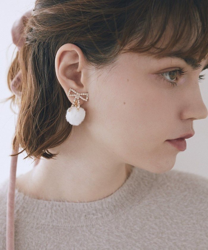 【メゾンドフルール/Maison de FLEUR】のフェイクファービジューリボンイヤリング インテリア・キッズ・メンズ・レディースファッション・服の通販 founy(ファニー) https://founy.com/ ファッション Fashion レディースファッション Fashion for Women ジュエリー Jewelry ファッションリング Fashion Rings イヤリング・フープ・ドロップタイプ Hoop, Drop & Clip Earrings おすすめ Recommended / Our Picks アクセサリー Fashion Accessories イヤリング Earrings リボン Ribbon, Bow エレガント 上品 Elegant |ID: prp329100004745676 ipo3291000000035827732