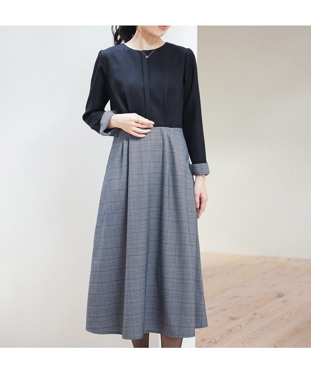【ティアクラッセ/Tiaclasse】の【洗える】チェックドッキングワンピース インテリア・キッズ・メンズ・レディースファッション・服の通販 founy(ファニー) 　ファッション　Fashion　レディースファッション　Fashion for Women　ワンピース　Dresses　アクセサリー　Fashion Accessories　洗える　Machine Washable　秋　Autumn　カーディガン　Cardigan, Knitwear　チェック　Check, Plaid, Tartan　チュニック　Tunic, Long Top　ドッキング　Docking, Mixed Material　長袖　Long Sleeve, Full Sleeve　フレア　Flare, Flared　ポケット　Pocket, Pocket Detail　無地　Plain, Solid Color　ラウンド　Round, Round Neck　ロング　Long, Long-Length　冬　Winter / This Winter　A/W・秋冬　Autumn/Winter　再入荷　Restock / Back in Stock　おすすめ　Recommended / Our Picks　エレガント 上品　Elegant　新作・新入荷　New Arrivals / New In　ビジネス 仕事 通勤　Business / Work / Commuting　ネイビー|ID: prp329100004753022 ipo3291000000034377888