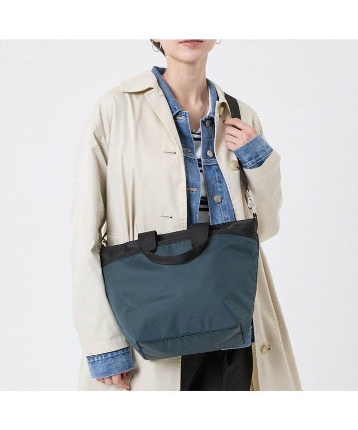 【レスポートサック/LeSportsac】のBUCKET TOTE/ミッドナイトグリーン/ブラック インテリア・キッズ・メンズ・レディースファッション・服の通販 founy(ファニー) https://founy.com/ ファッション Fashion レディースファッション Fashion for Women バッグ Bags 軽量 Lightweight, Ultra Light 財布 Wallet, Purse トラベル Travel, Travel Gear プリント Print, Printed Pattern ポケット Pocket, Pocket Detail 無地 Plain, Solid Color 旅行 Travel |ID: prp329100004754169 ipo3291000000034388249