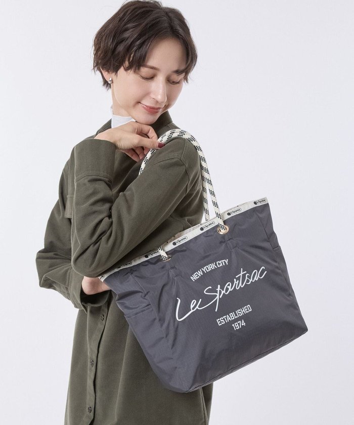 【レスポートサック/LeSportsac】のML 2 WAY TOTE /2ウェイサンダー/アイボリードッツ インテリア・キッズ・メンズ・レディースファッション・服の通販 founy(ファニー) https://founy.com/ ファッション Fashion レディースファッション Fashion for Women バッグ Bags 軽量 Lightweight, Ultra Light シンプル Simple, Minimal スクエア Square, Square Shape スマホ Smartphone, Mobile Device トラベル Travel, Travel Gear ドット Polka Dot, Dot Pattern 人気 Popular, Best Seller プリント Print, Printed Pattern ボックス Boxy, Box Shape ポケット Pocket, Pocket Detail 無地 Plain, Solid Color リバーシブル Reversible, Two-Sided おすすめ Recommended / Our Picks 旅行 Travel ビジネス 仕事 通勤 Business / Work / Commuting |ID: prp329100004754176 ipo3291000000034388314