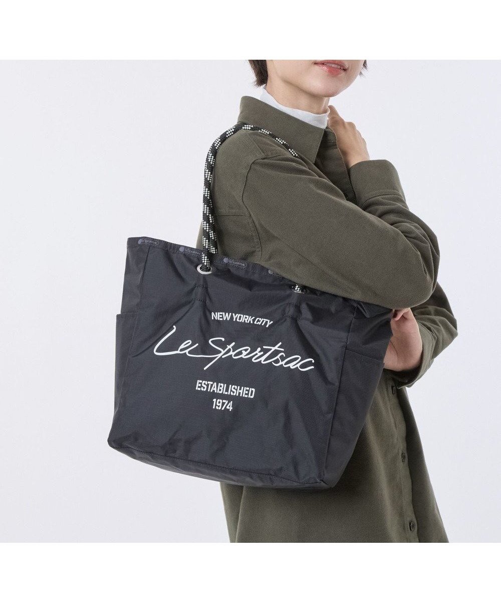 【レスポートサック/LeSportsac】のML 2 WAY TOTE /2ウェイブラック/グレーカモ 人気、トレンドファッション・服の通販 founy(ファニー) 　ファッション　Fashion　レディースファッション　Fashion for Women　バッグ　Bags　クール　Cool, Chic　軽量　Lightweight, Ultra Light　シンプル　Simple, Minimal　スクエア　Square, Square Shape　スマホ　Smartphone, Mobile Device　トラベル　Travel, Travel Gear　人気　Popular, Best Seller　プリント　Print, Printed Pattern　ボックス　Boxy, Box Shape　ポケット　Pocket, Pocket Detail　無地　Plain, Solid Color　リバーシブル　Reversible, Two-Sided　おすすめ　Recommended / Our Picks　旅行　Travel　ビジネス 仕事 通勤　Business / Work / Commuting　 other-1|ID: prp329100004754178 ipo3291000000034388321