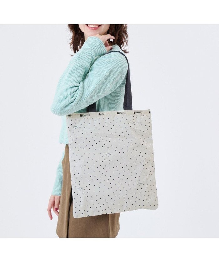 【レスポートサック/LeSportsac】のLARGE EMERALD TOTE/プレイフルドッツ インテリア・キッズ・メンズ・レディースファッション・服の通販 founy(ファニー) https://founy.com/ ファッション Fashion レディースファッション Fashion for Women バッグ Bags おすすめ Recommended / Our Picks シンプル Simple, Minimal スリム Slim, Slim Fit ドット Polka Dot, Dot Pattern プリント Print, Printed Pattern ポケット Pocket, Pocket Detail ランダム Random, Irregular ビジネス 仕事 通勤 Business / Work / Commuting 雑誌 Magazine, Fashion Magazine |ID: prp329100004754185 ipo3291000000034505418