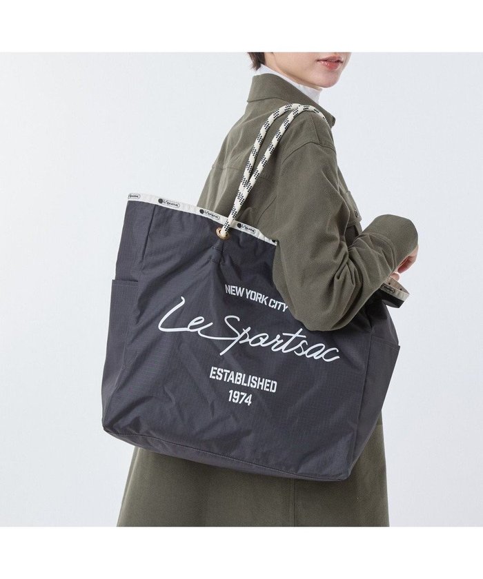 【レスポートサック/LeSportsac】のLARGE 2 WAY TOTE/2ウェイサンダー/アイボリードッツ インテリア・キッズ・メンズ・レディースファッション・服の通販 founy(ファニー) https://founy.com/ ファッション Fashion レディースファッション Fashion for Women バッグ Bags 軽量 Lightweight, Ultra Light シンプル Simple, Minimal トラベル Travel, Travel Gear ドット Polka Dot, Dot Pattern プリント Print, Printed Pattern ポケット Pocket, Pocket Detail 無地 Plain, Solid Color リバーシブル Reversible, Two-Sided おすすめ Recommended / Our Picks 旅行 Travel ビジネス 仕事 通勤 Business / Work / Commuting |ID: prp329100004754261 ipo3291000000034388599