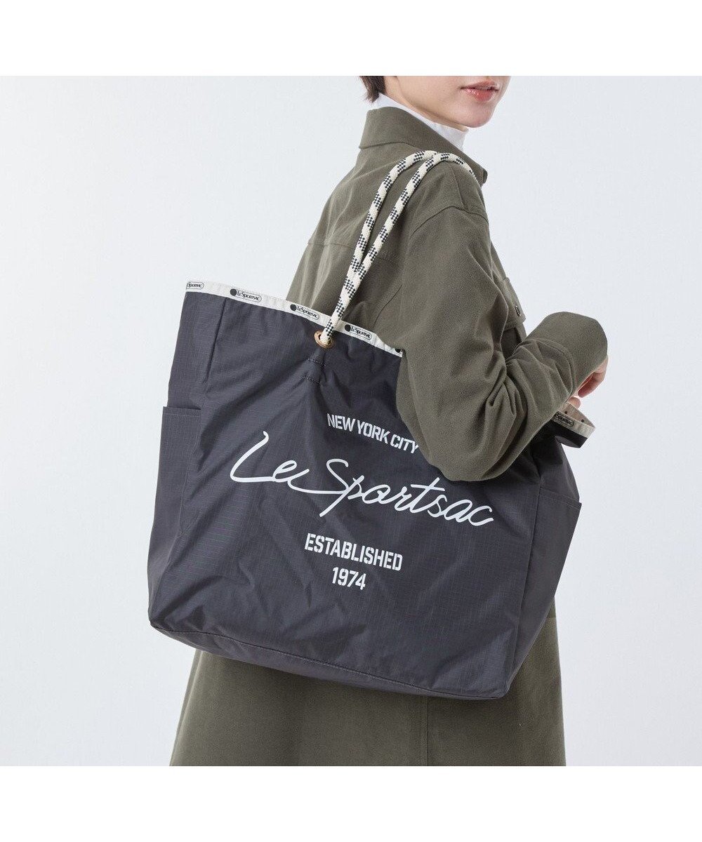【レスポートサック/LeSportsac】のLARGE 2 WAY TOTE/2ウェイサンダー/アイボリードッツ インテリア・キッズ・メンズ・レディースファッション・服の通販 founy(ファニー) 　ファッション　Fashion　レディースファッション　Fashion for Women　バッグ　Bags　軽量　Lightweight, Ultra Light　シンプル　Simple, Minimal　トラベル　Travel, Travel Gear　ドット　Polka Dot, Dot Pattern　プリント　Print, Printed Pattern　ポケット　Pocket, Pocket Detail　無地　Plain, Solid Color　リバーシブル　Reversible, Two-Sided　おすすめ　Recommended / Our Picks　旅行　Travel　ビジネス 仕事 通勤　Business / Work / Commuting　2ウェイサンダー/アイボリードッツ|ID: prp329100004754261 ipo3291000000034388600