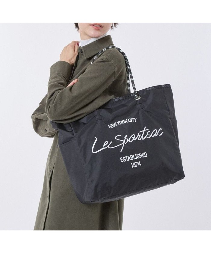 【レスポートサック/LeSportsac】のLARGE 2 WAY TOTE/2ウェイブラック/グレーカモ インテリア・キッズ・メンズ・レディースファッション・服の通販 founy(ファニー) https://founy.com/ ファッション Fashion レディースファッション Fashion for Women バッグ Bags クール Cool, Chic 軽量 Lightweight, Ultra Light シンプル Simple, Minimal トラベル Travel, Travel Gear プリント Print, Printed Pattern ポケット Pocket, Pocket Detail 無地 Plain, Solid Color リバーシブル Reversible, Two-Sided おすすめ Recommended / Our Picks 旅行 Travel ビジネス 仕事 通勤 Business / Work / Commuting |ID: prp329100004754262 ipo3291000000034388601