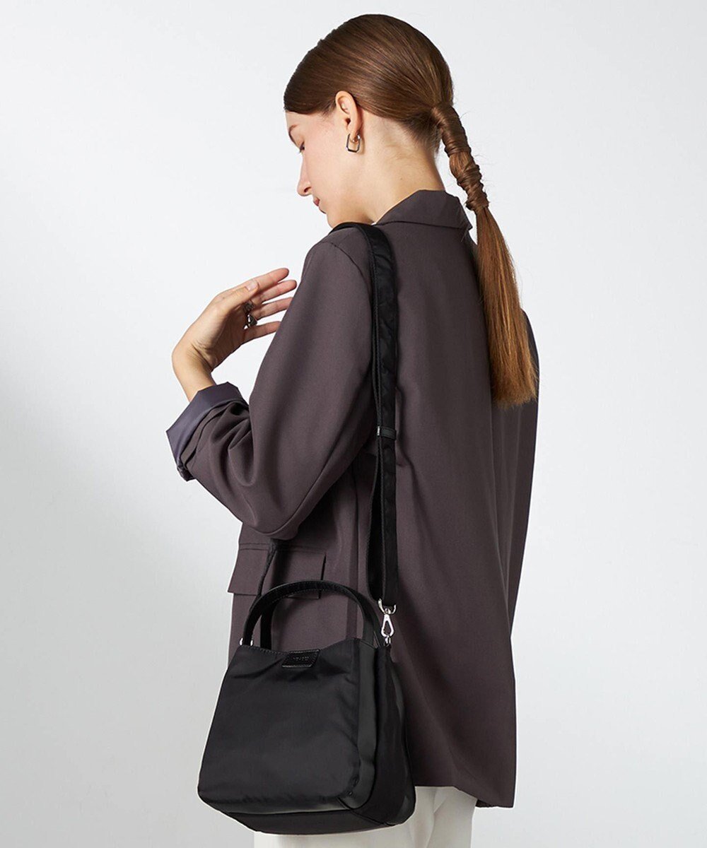 【イザック/Y'SACCS】のスクエアすっきりトート SSサイズ インテリア・キッズ・メンズ・レディースファッション・服の通販 founy(ファニー) 　ファッション　Fashion　レディースファッション　Fashion for Women　バッグ　Bags　シンプル　Simple, Minimal　スクエア　Square, Square Shape　スタイリッシュ　Stylish, Fashionable　スマート　Smart, Elegant　定番　Standard, Basic Item　人気　Popular, Best Seller　ポケット　Pocket, Pocket Detail　マグネット　Magnet, Magnetic Closure　ブラック|ID: prp329100004755587 ipo3291000000034398842