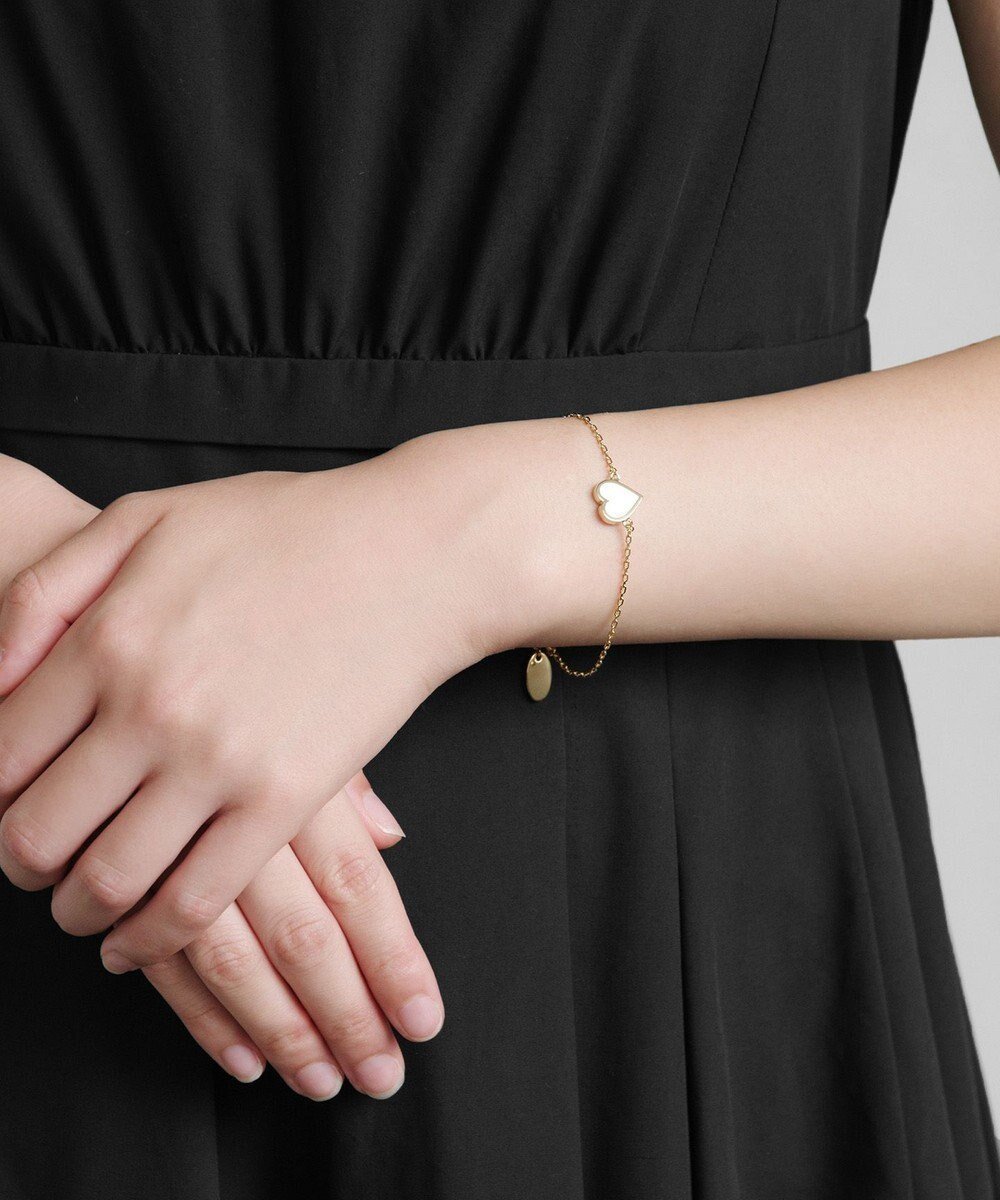 【トッカ/TOCCA】の【八木アリサさん着用】WITH HEART BRACELET ブレスレット インテリア・キッズ・メンズ・レディースファッション・服の通販 founy(ファニー) 　ファッションモデル・俳優・女優　Models　女性　Women　八木アリサ　Yagi Arisa　ファッション　Fashion　レディースファッション　Fashion for Women　ジュエリー　Jewelry　チェーン＆カフブレスレット　Cuff & Chain Bracelets　2026年　2026　アクセサリー　Fashion Accessories　ジュエリー　Jewelry, Accessories　チェーン　Chain, Chain Strap　バランス　Balance, Style Balance　ブレスレット　Bracelet, Wristband　モダン　Modern, Contemporary　モノトーン　Monotone, Black and White　リバーシブル　Reversible, Two-Sided　リュクス　Luxury, Elegant, High-End, Chic　エレガント 上品　Elegant　夏　Summer　S/S・春夏　SS, Spring/Summer, Warm Season　ホワイト系|ID: prp329100004757947 ipo3291000000035511536