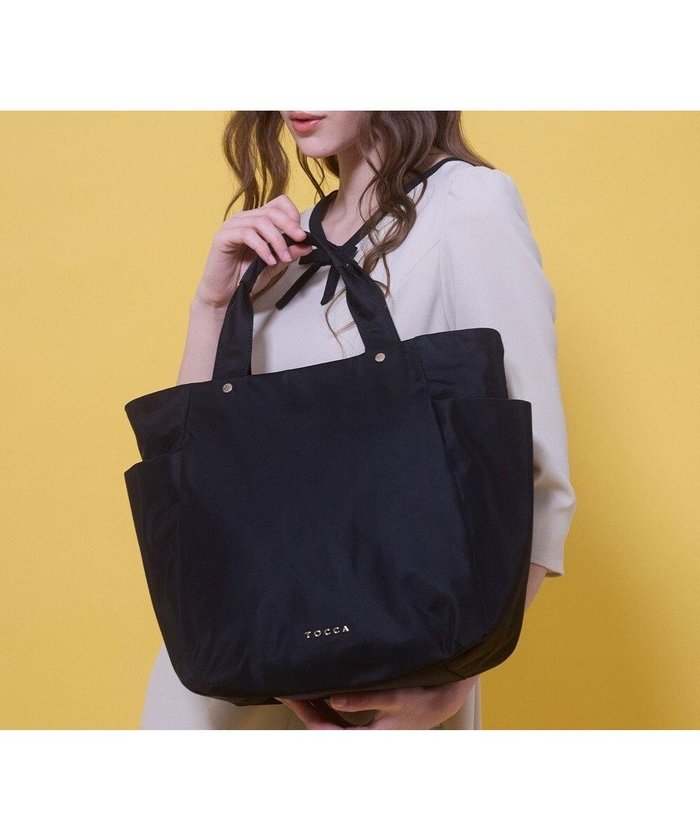 【トッカ/TOCCA】の【A4サイズ対応】ALINE NYLONTOTE M ナイロントートバッグ インテリア・キッズ・メンズ・レディースファッション・服の通販 founy(ファニー) https://founy.com/ ファッション Fashion レディースファッション Fashion for Women バッグ Bags 傘 Umbrella, Parasol シンプル Simple, Minimal ジップ Zip, Zipper 財布 Wallet, Purse フェミニン Feminine, Girly フォルム Silhouette, Form ポケット Pocket, Pocket Detail マグネット Magnet, Magnetic Closure メタル Metal, Metal Parts モダン Modern, Contemporary リュクス Luxury, Elegant, High-End, Chic S/S・春夏 SS, Spring/Summer, Warm Season 夏 Summer ビジネス 仕事 通勤 Business / Work / Commuting 2026年 2026 |ID: prp329100004761951 ipo3291000000035762058