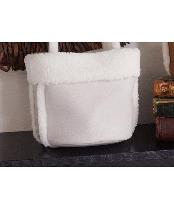 【アースミュージックアンドエコロジー/earth music&ecology】のムートン風ボアバッグ インテリア・キッズ・メンズ・レディースファッション・服の通販 founy(ファニー) https://founy.com/ ファッション Fashion レディースファッション Fashion for Women バッグ Bags おすすめ Recommended / Our Picks コンパクト Compact, Small Size ショルダー Shoulder, Shoulder Strap バケツ Bucket, Bucket Style フェイクレザー Faux Leather, PU Leather フォルム Silhouette, Form ムートン Shearling, Mouton |ID: prp329100004762051 ipo3291000000034464383