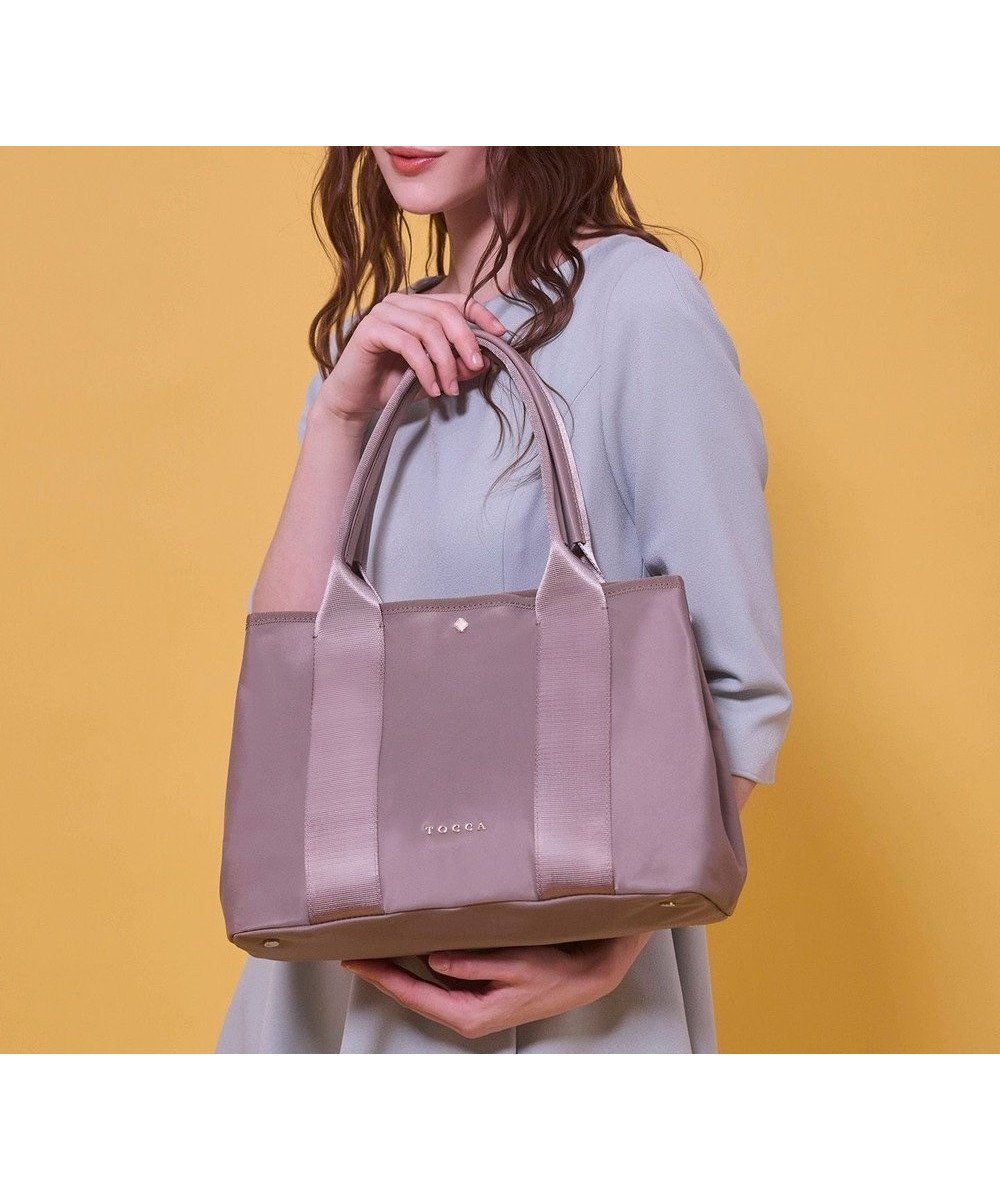 【トッカ/TOCCA】の【八木アリサさん着用】【A4サイズ対応】IRENE 2WAY NYLONBAG ナイロンバッグ インテリア・キッズ・メンズ・レディースファッション・服の通販 founy(ファニー) ファッションモデル・俳優・女優 Models 女性 Women 八木アリサ Yagi Arisa ファッション Fashion レディースファッション Fashion for Women バッグ Bags シンプル Simple, Minimal ジップ Zip, Zipper 財布 Wallet, Purse フェミニン Feminine, Girly フォルム Silhouette, Form フロント Front, Front Design ポケット Pocket, Pocket Detail メタル Metal, Metal Parts モダン Modern, Contemporary リュクス Luxury, Elegant, High-End, Chic S/S・春夏 SS, Spring/Summer, Warm Season 夏 Summer セレモニー Ceremony ビジネス 仕事 通勤 Business / Work / Commuting 2026年 2026 ベージュ系|ID: prp329100004763097 ipo3291000000035249751