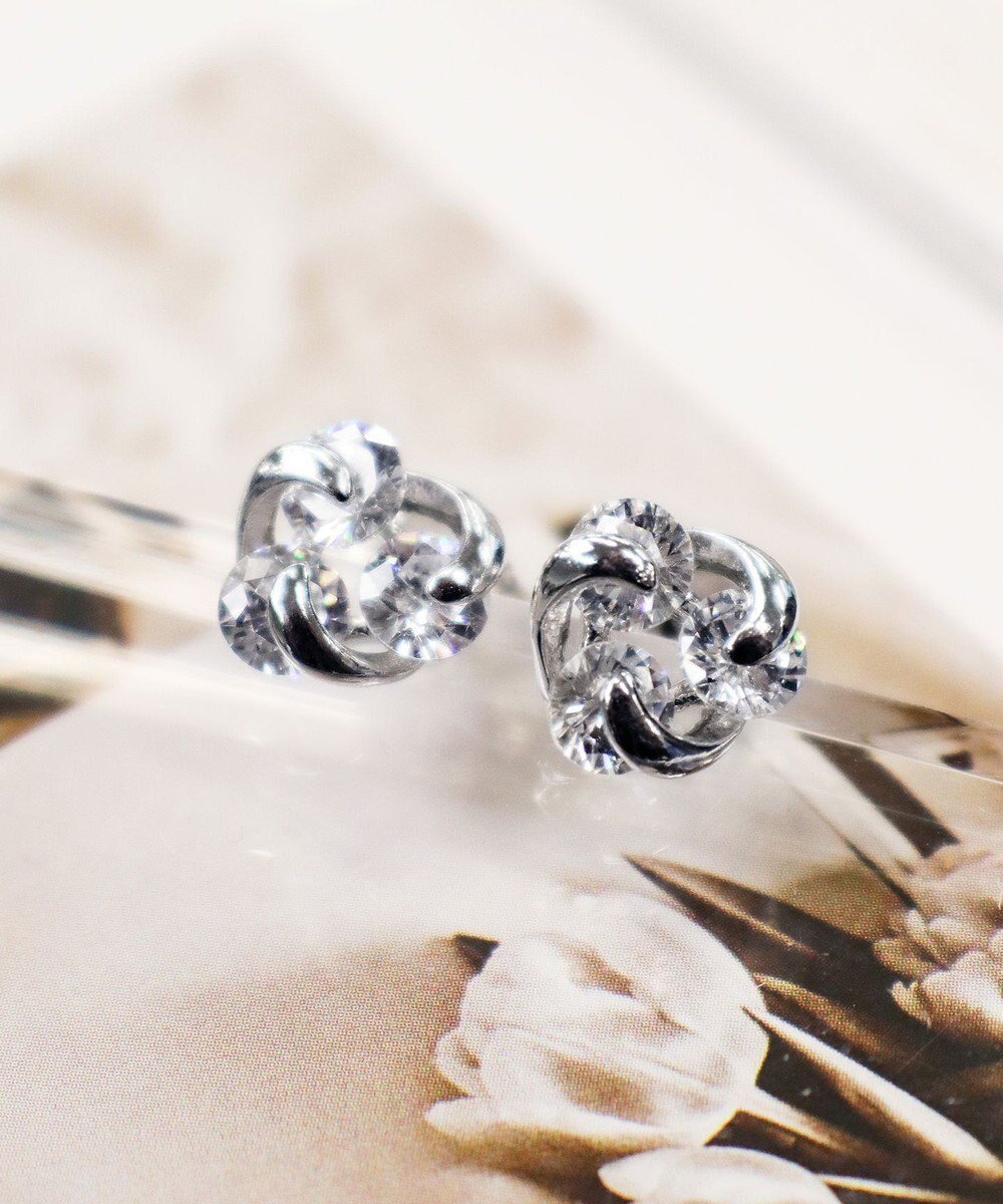 【ティアクラッセ/Tiaclasse】の【安田美沙子さん着用・金属アレルギー対応】スウィングストーンピアス/イヤリング インテリア・キッズ・メンズ・レディースファッション・服の通販 founy(ファニー) 　ファッション　Fashion　レディースファッション　Fashion for Women　ジュエリー　Jewelry　ファッションリング　Fashion Rings　イヤリング・フープ・ドロップタイプ　Hoop, Drop & Clip Earrings　アクセサリー　Fashion Accessories　イヤリング　Earrings　オケージョン　Occasion Wear　春　Spring　秋　Autumn　カーディガン　Cardigan, Knitwear　ガラス　Glass, Glassware　クリスタル　Crystal, Swarovski　コーティング　Coating, Coated Finish　シルバー　Silver, Metallic Silver　ストーン　Stone, Gem-Like　チュニック　Tunic, Long Top　パール　Pearl, Pearl Accent　ビジュー　Bijou, Jewel-like Accent　メタル　Metal, Metal Parts　冬　Winter / This Winter　再入荷　Restock / Back in Stock　夏　Summer　エレガント 上品　Elegant　ギフト プレゼント　Gift / Present　入学式　Entrance Ceremony　卒業式　Graduation Ceremony　新作・新入荷　New Arrivals / New In　結婚式　Wedding　ピアス:シルバー|ID: prp329100004763740 ipo3291000000034484736