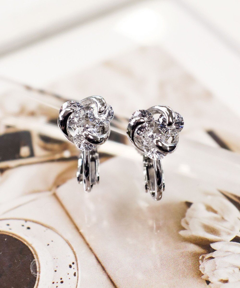 【ティアクラッセ/Tiaclasse】の【安田美沙子さん着用・金属アレルギー対応】スウィングストーンピアス/イヤリング インテリア・キッズ・メンズ・レディースファッション・服の通販 founy(ファニー) 　ファッション　Fashion　レディースファッション　Fashion for Women　ジュエリー　Jewelry　ファッションリング　Fashion Rings　イヤリング・フープ・ドロップタイプ　Hoop, Drop & Clip Earrings　アクセサリー　Fashion Accessories　イヤリング　Earrings　オケージョン　Occasion Wear　春　Spring　秋　Autumn　カーディガン　Cardigan, Knitwear　ガラス　Glass, Glassware　クリスタル　Crystal, Swarovski　コーティング　Coating, Coated Finish　シルバー　Silver, Metallic Silver　ストーン　Stone, Gem-Like　チュニック　Tunic, Long Top　パール　Pearl, Pearl Accent　ビジュー　Bijou, Jewel-like Accent　メタル　Metal, Metal Parts　冬　Winter / This Winter　再入荷　Restock / Back in Stock　夏　Summer　エレガント 上品　Elegant　ギフト プレゼント　Gift / Present　入学式　Entrance Ceremony　卒業式　Graduation Ceremony　新作・新入荷　New Arrivals / New In　結婚式　Wedding　イヤリング:シルバー|ID: prp329100004763740 ipo3291000000034484743