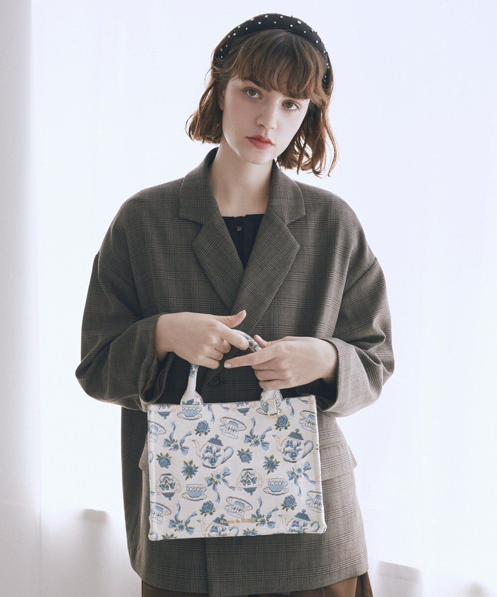 【メゾンドフルール/Maison de FLEUR】のティーカップ柄ゴブランスクエアトートバッグ インテリア・キッズ・メンズ・レディースファッション・服の通販 founy(ファニー) 　ファッション　Fashion　レディースファッション　Fashion for Women　バッグ　Bags　コレクション　Collection, Seasonal Line　コンパクト　Compact, Small Size　シンプル　Simple, Minimal　チャーム　Charm, Pendant　フランス　France, French　ポケット　Pocket, Pocket Detail　モチーフ　Motif, Design Theme　リボン　Ribbon, Bow　エレガント 上品　Elegant　Off White|ID: prp329100004763765 ipo3291000000034484869