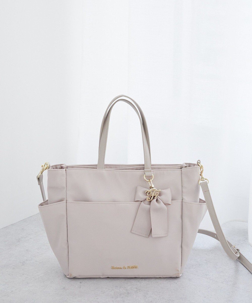【メゾンドフルール/Maison de FLEUR】の撥水加工リボンチャームマルチポケットトートS インテリア・キッズ・メンズ・レディースファッション・服の通販 founy(ファニー) ファッション Fashion レディースファッション Fashion for Women バッグ Bags チャーム Charm, Pendant フェミニン Feminine, Girly ポケット Pocket, Pocket Detail リボン Ribbon, Bow Grayish Pink|ID: prp329100004763767 ipo3291000000034484878