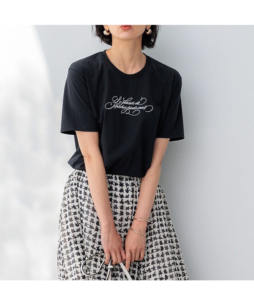 【23区/NIJYUSANKU】の【井波麻里衣さんコラボ】カリグラフィー 刺繍 Tシャツ インテリア・キッズ・メンズ・レディースファッション・服の通販 founy(ファニー) 　ファッション　Fashion　レディースファッション　Fashion for Women　トップス・カットソー　Cut & Sew Tops　シャツ・ブラウス・オフィスカジュアル　Elegant Blouses & Button-Ups　ロングTシャツ・Tシャツ　Longline T-Shirts & Tees　カットソー・ベーシックTシャツ　Cut-and-Sewn Tops / Stretch Tees & Basics　春　Spring　カットソー　Cut and Sewn Top　コラボ　Collaboration, Collab　手描き　Hand-Drawn, Illustrated　プリント　Print, Printed Pattern　モチーフ　Motif, Design Theme　S/S・春夏　SS, Spring/Summer, Warm Season　夏　Summer　2024年　2024　2024春夏・S/S　Spring/Summer 2024 SS24　ブラック×フロスト|ID: prp329100004767491 ipo3291000000034526560