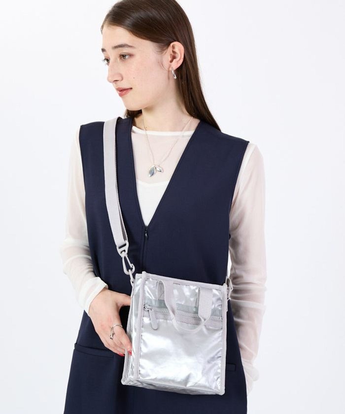 【レスポートサック/LeSportsac】のMINI N/S TOTE/フロストシルバーシャイン インテリア・キッズ・メンズ・レディースファッション・服の通販 founy(ファニー) https://founy.com/ ファッション Fashion レディースファッション Fashion for Women バッグ Bags アウトドア Outdoor Clothing 軽量 Lightweight, Ultra Light ショルダー Shoulder, Shoulder Strap シルバー Silver, Metallic Silver スクエア Square, Square Shape スマート Smart, Elegant 財布 Wallet, Purse プリント Print, Printed Pattern ポケット Pocket, Pocket Detail ポーチ Pouch, Small Case おすすめ Recommended / Our Picks 旅行 Travel エレガント 上品 Elegant |ID: prp329100004769317 ipo3291000000034544677