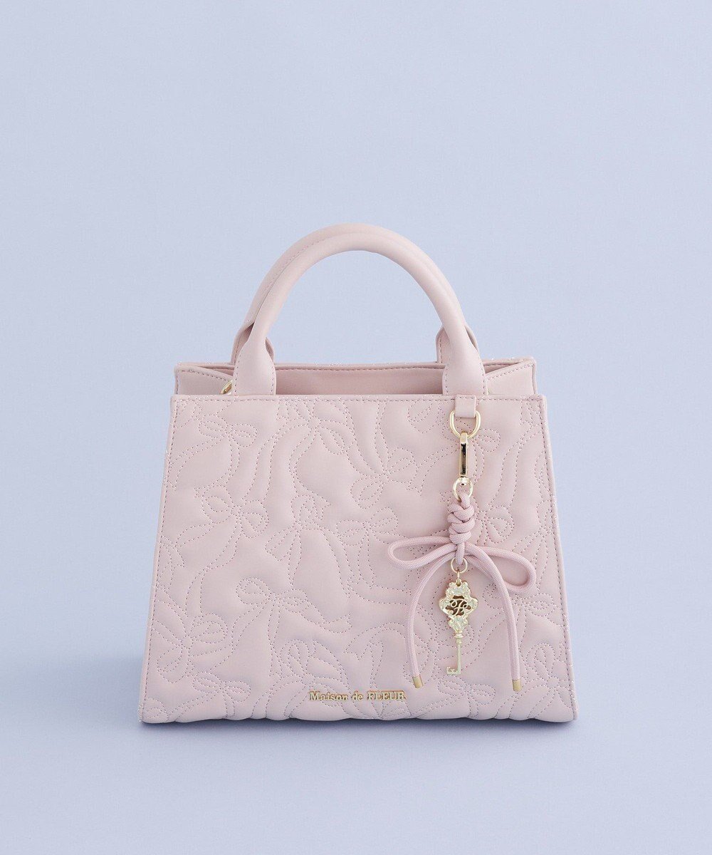 【メゾンドフルール/Maison de FLEUR】のチャーム付きリボンキルティングトートバッグ インテリア・キッズ・メンズ・レディースファッション・服の通販 founy(ファニー) 　ファッション　Fashion　レディースファッション　Fashion for Women　バッグ　Bags　キルティング　Quilted, Quilting　コンパクト　Compact, Small Size　ショルダー　Shoulder, Shoulder Strap　スクエア　Square, Square Shape　チャーム　Charm, Pendant　トレンド　Trend, Trending Now　フォルム　Silhouette, Form　モチーフ　Motif, Design Theme　リボン　Ribbon, Bow　エレガント 上品　Elegant　Pink|ID: prp329100004774482 ipo3291000000034605586