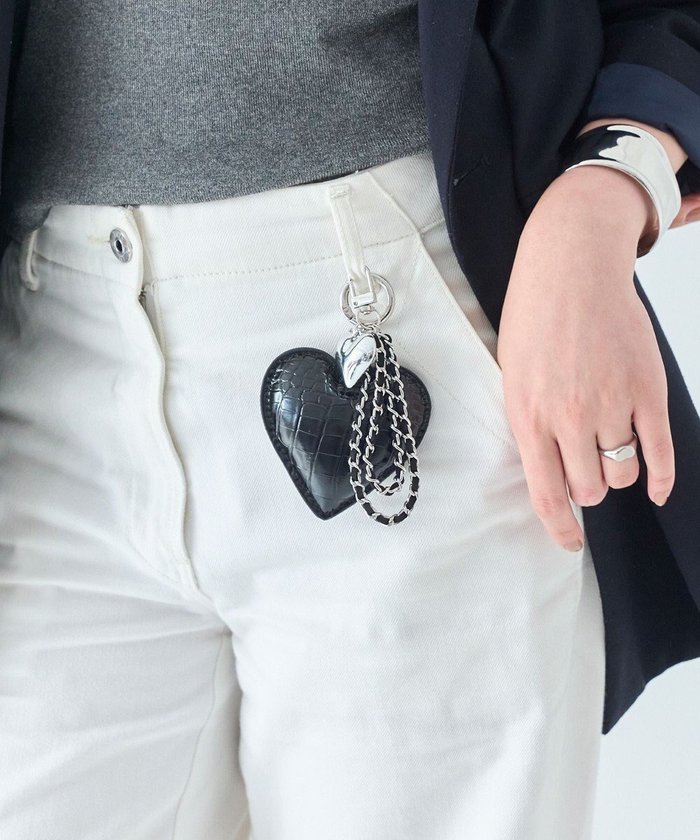 【フィービィー/phoebe】のハートレザーバッグチャーム ブラック インテリア・キッズ・メンズ・レディースファッション・服の通販 founy(ファニー) https://founy.com/ ファッション Fashion レディースファッション Fashion for Women アクセサリー Fashion Accessories クッション Cushion, Throw Pillow シンプル Simple, Minimal チャーム Charm, Pendant ビッグ Big, Oversized フェイクレザー Faux Leather, PU Leather ポーチ Pouch, Small Case モチーフ Motif, Design Theme ループ Loop, Loop Knit |ID: prp329100004774613 ipo3291000000035696910