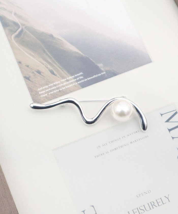 【ティアクラッセ/Tiaclasse】のパール付きニュアンスウェーブブローチ インテリア・キッズ・メンズ・レディースファッション・服の通販 founy(ファニー) https://founy.com/ ファッション Fashion レディースファッション Fashion for Women アクセサリー Fashion Accessories 春 Spring 秋 Autumn カーディガン Cardigan, Knitwear シューズ Shoes, Footwear シルバー Silver, Metallic Silver シンプル Simple, Minimal ジャケット Jacket, Outerwear ストール Stole, Wrap チュニック Tunic, Long Top パール Pearl, Pearl Accent フォーマル Formal, Dressy ブローチ Brooch, Pin Brooch 冬 Winter / This Winter 再入荷 Restock / Back in Stock 夏 Summer エレガント 上品 Elegant 入学式 Entrance Ceremony 卒業式 Graduation Ceremony 新作・新入荷 New Arrivals / New In 結婚式 Wedding |ID: prp329100004778243 ipo3291000000034649445