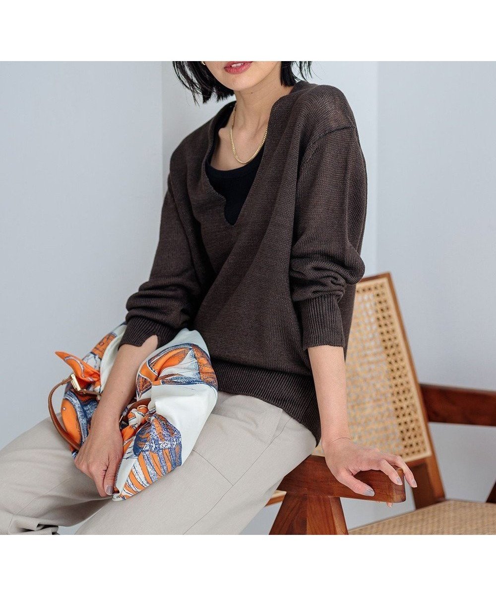 【23区/NIJYUSANKU】の【CLASSY.6月号掲載/洗える】ピュアリネンバルキー Vネックニット インテリア・キッズ・メンズ・レディースファッション・服の通販 founy(ファニー) 　雑誌掲載アイテム　Magazine Picks & Fashion Features　ファッション雑誌　Fashion Magazines　クラッシィ　CLASSY.　ファッション　Fashion　レディースファッション　Fashion for Women　トップス・カットソー　Cut & Sew Tops　ニット　Knit Tops & Sweaters　Vネックトップス　V-Neck Tops / V-Cut Neckline Shirts　春　Spring　洗える　Machine Washable　シンプル　Simple, Minimal　スリット　Slit, Slit Detail　センター　Center, Center Line　セーター　Sweater, Knitwear　雑誌　Magazine, Fashion Magazine　ドレープ　Drape, Draping Fabric　フランス　France, French　6月号　June Issue, Jun. Edition　リネン　Linen, Linen Fabric　S/S・春夏　SS, Spring/Summer, Warm Season　夏　Summer　2024年　2024　2024春夏・S/S　Spring/Summer 2024 SS24　ダークブラウン系|ID: prp329100004779429 ipo3291000000034664571