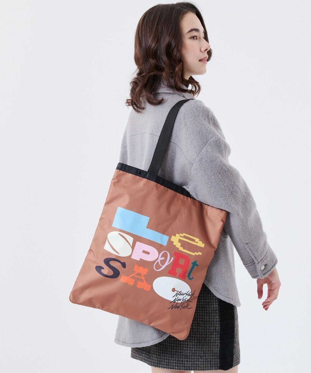 【レスポートサック/LeSportsac】のGRAND EMERALD TOTE/LSSタイポグラフィトート インテリア・キッズ・メンズ・レディースファッション・服の通販 founy(ファニー) 　ファッション　Fashion　レディースファッション　Fashion for Women　バッグ　Bags　コラボ　Collaboration, Collab　コレクション　Collection, Seasonal Line　軽量　Lightweight, Ultra Light　スタイリッシュ　Stylish, Fashionable　スリム　Slim, Slim Fit　雑誌　Magazine, Fashion Magazine　定番　Standard, Basic Item　ニューヨーク　New York, NYC Style　人気　Popular, Best Seller　プリント　Print, Printed Pattern　ポケット　Pocket, Pocket Detail　モダン　Modern, Contemporary　ワーク　Workwear, Utility Style　おすすめ　Recommended / Our Picks　ビジネス 仕事 通勤　Business / Work / Commuting　LSSタイポグラフィトート|ID: prp329100004780068 ipo3291000000035697237