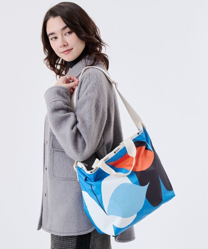 【レスポートサック/LeSportsac】のDELUXE EASY CARRY TOTE/アップルスウィングトート インテリア・キッズ・メンズ・レディースファッション・服の通販 founy(ファニー) https://founy.com/ ファッション Fashion レディースファッション Fashion for Women バッグ Bags アウトドア Outdoor Clothing コレクション Collection, Seasonal Line 軽量 Lightweight, Ultra Light スタイリッシュ Stylish, Fashionable ニューヨーク New York, NYC Style 人気 Popular, Best Seller プリント Print, Printed Pattern ポケット Pocket, Pocket Detail モチーフ Motif, Design Theme ワーク Workwear, Utility Style 旅行 Travel ビジネス 仕事 通勤 Business / Work / Commuting |ID: prp329100004780079 ipo3291000000034674828