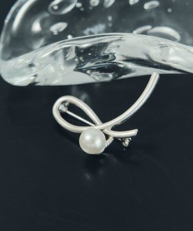 【イェッカ ヴェッカ/YECCA VECCA】のニュアンスラインパールブローチ 人気、トレンドファッション・服の通販 founy(ファニー) ファッション Fashion レディースファッション Fashion for Women おすすめ Recommended / Our Picks アクセサリー Fashion Accessories シンプル Simple, Minimal パール Pearl, Pearl Accent ブローチ Brooch, Pin Brooch メタル Metal, Metal Parts エレガント 上品 Elegant |ID:prp329100004780099