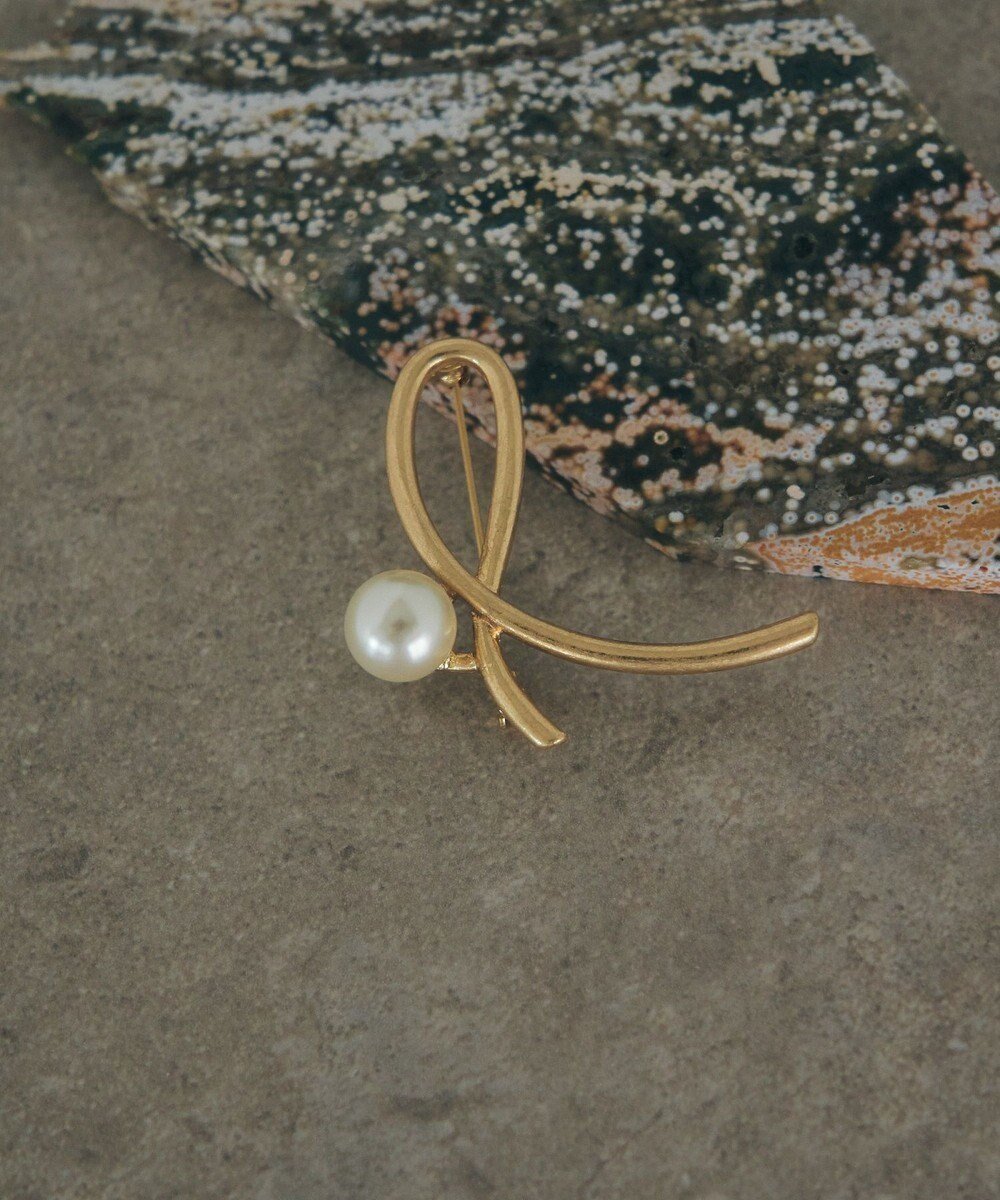 【イェッカ ヴェッカ/YECCA VECCA】のニュアンスラインパールブローチ インテリア・キッズ・メンズ・レディースファッション・服の通販 founy(ファニー) 　ファッション　Fashion　レディースファッション　Fashion for Women　おすすめ　Recommended / Our Picks　アクセサリー　Fashion Accessories　シンプル　Simple, Minimal　パール　Pearl, Pearl Accent　ブローチ　Brooch, Pin Brooch　メタル　Metal, Metal Parts　エレガント 上品　Elegant　Gold|ID: prp329100004780099 ipo3291000000035704104