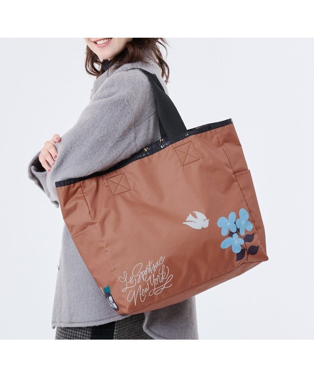 【レスポートサック/LeSportsac】のLG REVERSIBLE TOTE/ガーデンオブNYC RT 人気、トレンドファッション・服の通販 founy(ファニー) 　ファッション　Fashion　レディースファッション　Fashion for Women　バッグ　Bags　ガーデン　Garden, Gardening　コレクション　Collection, Seasonal Line　軽量　Lightweight, Ultra Light　シンプル　Simple, Minimal　トラベル　Travel, Travel Gear　ニューヨーク　New York, NYC Style　ネオン　Neon, Neon Color　フラワー　Flower, Floral　フロント　Front, Front Design　プリント　Print, Printed Pattern　ポケット　Pocket, Pocket Detail　モチーフ　Motif, Design Theme　リバーシブル　Reversible, Two-Sided　ワーク　Workwear, Utility Style　おすすめ　Recommended / Our Picks　旅行　Travel　ビジネス 仕事 通勤　Business / Work / Commuting　 other-1|ID: prp329100004780152 ipo3291000000035697346