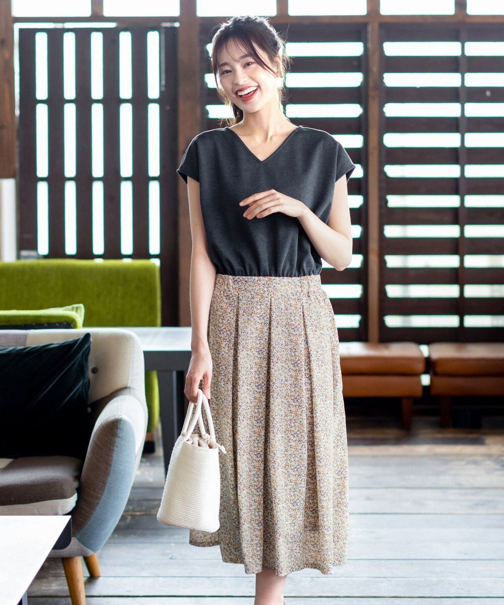 【ティアクラッセ/Tiaclasse】の【洗える】異素材を組み合わせたカットソードッキングワンピース インテリア・キッズ・メンズ・レディースファッション・服の通販 founy(ファニー) 　ファッション　Fashion　レディースファッション　Fashion for Women　ワンピース　Dresses　ウォッシャブル　Machine Washable　春　Spring　洗える　Machine Washable　カットソー　Cut and Sewn Top　スリーブ　Sleeve, Long Sleeve / Short Sleeve　デコルテ　Décolleté, Neckline　ドッキング　Docking, Mixed Material　フィット　Fit, Slim Fit　フラワー　Flower, Floral　フレア　Flare, Flared　フレンチ　French, French Style　プリント　Print, Printed Pattern　S/S・春夏　SS, Spring/Summer, Warm Season　再入荷　Restock / Back in Stock　夏　Summer　新作・新入荷　New Arrivals / New In　チャコール×ベージュフラワー|ID: prp329100004782636 ipo3291000000034706377