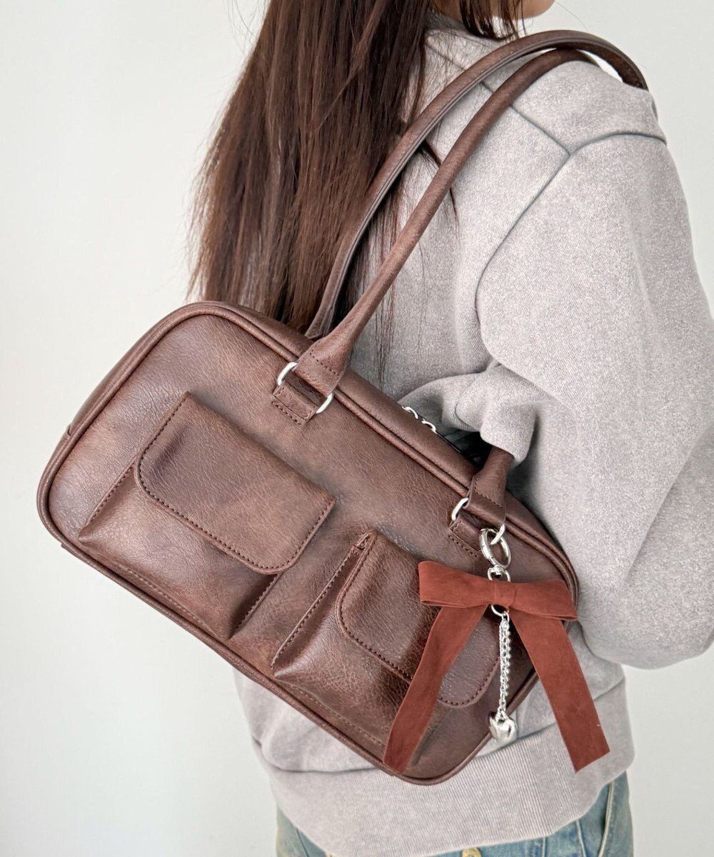 【ウィゴー/WEGO】のチャーム付きスクエアボストンバッグ 人気、トレンドファッション・服の通販 founy(ファニー) 　ファッション　Fashion　レディースファッション　Fashion for Women　バッグ　Bags　コンパクト　Compact, Small Size　スクエア　Square, Square Shape　スタイリッシュ　Stylish, Fashionable　スマホ　Smartphone, Mobile Device　チャーム　Charm, Pendant　ベーシック　Basic, Essential　ボストンバッグ　Boston Bag, Retro Bag　リボン　Ribbon, Bow　A/W・秋冬　Autumn/Winter　 other-1|ID: prp329100004782754 ipo3291000000034706886