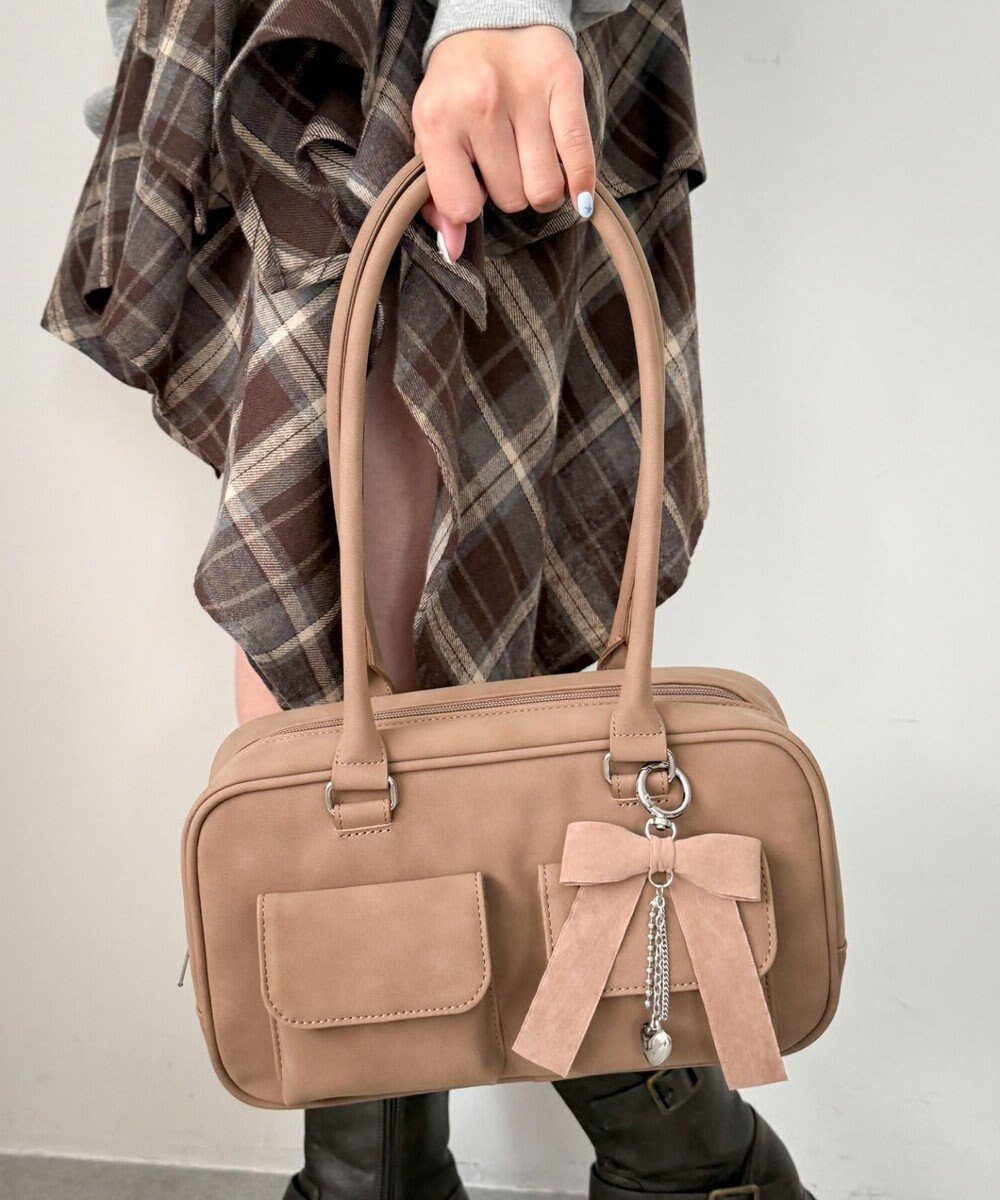 【ウィゴー/WEGO】のチャーム付きスクエアボストンバッグ インテリア・キッズ・メンズ・レディースファッション・服の通販 founy(ファニー) 　ファッション　Fashion　レディースファッション　Fashion for Women　バッグ　Bags　コンパクト　Compact, Small Size　スクエア　Square, Square Shape　スタイリッシュ　Stylish, Fashionable　スマホ　Smartphone, Mobile Device　チャーム　Charm, Pendant　ベーシック　Basic, Essential　ボストンバッグ　Boston Bag, Retro Bag　リボン　Ribbon, Bow　A/W・秋冬　Autumn/Winter　ベージュ|ID: prp329100004782754 ipo3291000000034706889