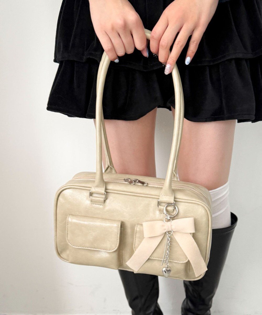 【ウィゴー/WEGO】のチャーム付きスクエアボストンバッグ インテリア・キッズ・メンズ・レディースファッション・服の通販 founy(ファニー) 　ファッション　Fashion　レディースファッション　Fashion for Women　バッグ　Bags　コンパクト　Compact, Small Size　スクエア　Square, Square Shape　スタイリッシュ　Stylish, Fashionable　スマホ　Smartphone, Mobile Device　チャーム　Charm, Pendant　ベーシック　Basic, Essential　ボストンバッグ　Boston Bag, Retro Bag　リボン　Ribbon, Bow　A/W・秋冬　Autumn/Winter　ライトベージュ|ID: prp329100004782754 ipo3291000000034706890