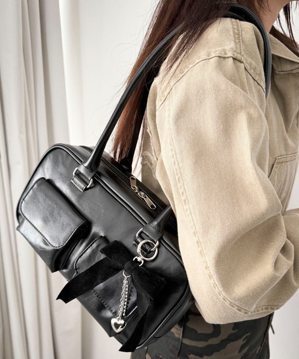 【ウィゴー/WEGO】のチャーム付きスクエアボストンバッグ インテリア・キッズ・メンズ・レディースファッション・服の通販 founy(ファニー) 　ファッション　Fashion　レディースファッション　Fashion for Women　バッグ　Bags　コンパクト　Compact, Small Size　スクエア　Square, Square Shape　スタイリッシュ　Stylish, Fashionable　スマホ　Smartphone, Mobile Device　チャーム　Charm, Pendant　ベーシック　Basic, Essential　ボストンバッグ　Boston Bag, Retro Bag　リボン　Ribbon, Bow　A/W・秋冬　Autumn/Winter　ブラック|ID: prp329100004782754 ipo3291000000034706891