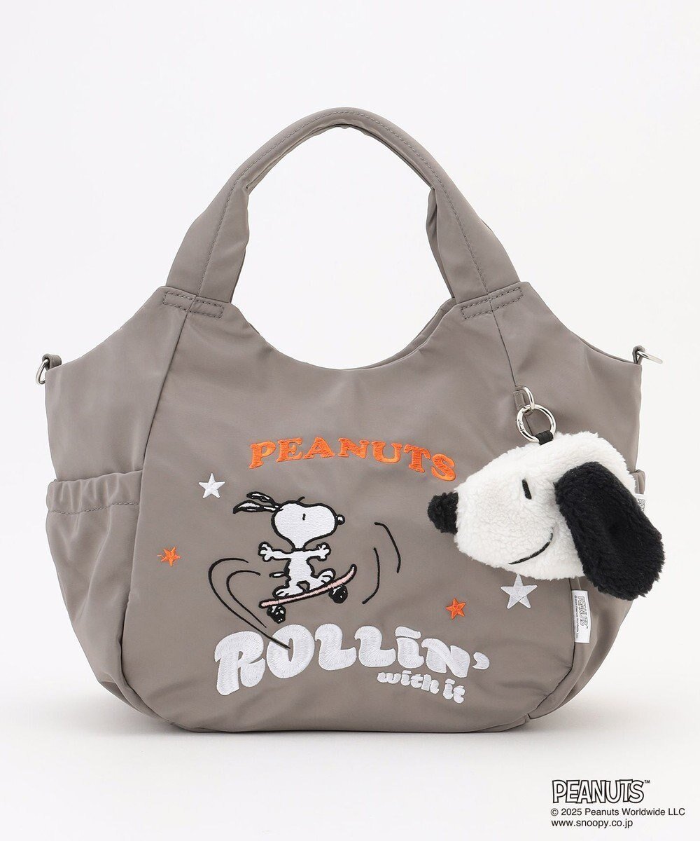 【イザック/Y'SACCS】のSNOOPYデザイン サイドギャザー2wayトート Mサイズ(スケートボード) インテリア・キッズ・メンズ・レディースファッション・服の通販 founy(ファニー) 　ファッション　Fashion　レディースファッション　Fashion for Women　バッグ　Bags　おすすめ　Recommended / Our Picks　イラスト　Illustration　ギャザー　Gathered, Ruffled　スマート　Smart, Elegant　フェイス　Face, Facial Design　ポケット　Pocket, Pocket Detail　ポーチ　Pouch, Small Case　ビジネス 仕事 通勤　Business / Work / Commuting　グレー|ID: prp329100004784781 ipo3291000000034735601