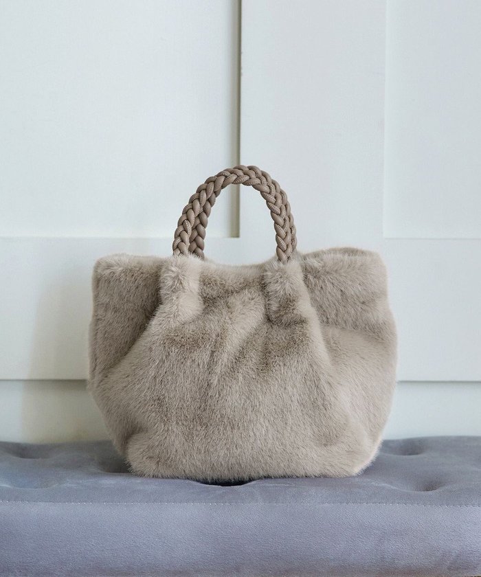 【ティアクラッセ/Tiaclasse】の三つ編みハンドルファーバッグ インテリア・キッズ・メンズ・レディースファッション・服の通販 founy(ファニー) https://founy.com/ ファッション Fashion レディースファッション Fashion for Women バッグ Bags アクセサリー Fashion Accessories 秋 Autumn カーディガン Cardigan, Knitwear シューズ Shoes, Footwear チュニック Tunic, Long Top フェイクファー Faux Fur, Imitation Fur フェミニン Feminine, Girly ベーシック Basic, Essential ポケット Pocket, Pocket Detail マグネット Magnet, Magnetic Closure 冬 Winter / This Winter 再入荷 Restock / Back in Stock エレガント 上品 Elegant 新作・新入荷 New Arrivals / New In |ID: prp329100004784886 ipo3291000000034736068