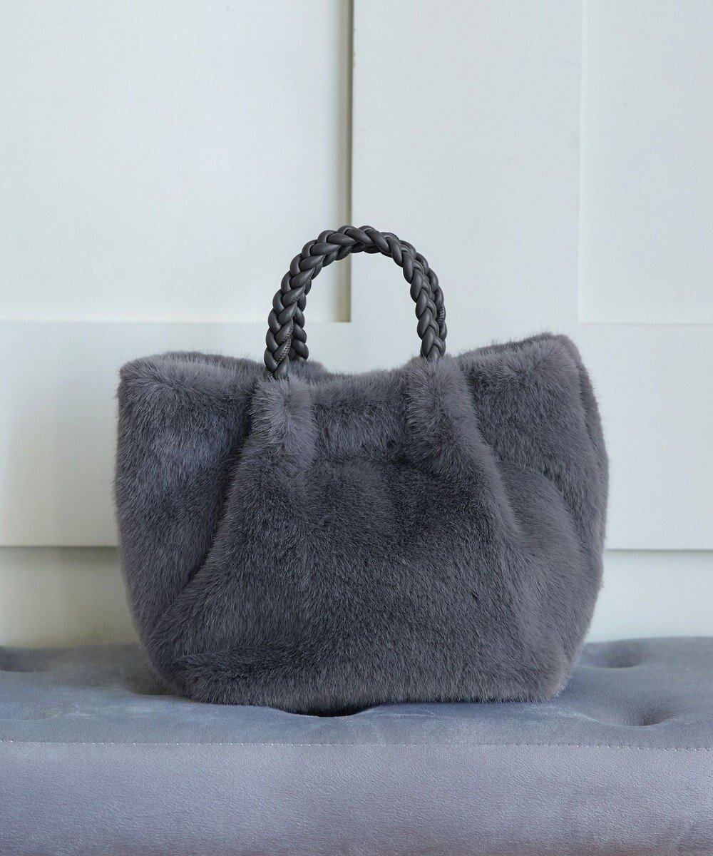 【ティアクラッセ/Tiaclasse】の三つ編みハンドルファーバッグ インテリア・キッズ・メンズ・レディースファッション・服の通販 founy(ファニー) ファッション Fashion レディースファッション Fashion for Women バッグ Bags アクセサリー Fashion Accessories 秋 Autumn カーディガン Cardigan, Knitwear シューズ Shoes, Footwear チュニック Tunic, Long Top フェイクファー Faux Fur, Imitation Fur フェミニン Feminine, Girly ベーシック Basic, Essential ポケット Pocket, Pocket Detail マグネット Magnet, Magnetic Closure 冬 Winter / This Winter 再入荷 Restock / Back in Stock エレガント 上品 Elegant 新作・新入荷 New Arrivals / New In グレー|ID: prp329100004784886 ipo3291000000034736071