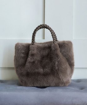 【ティアクラッセ/Tiaclasse】の三つ編みハンドルファーバッグ 人気、トレンドファッション・服の通販 founy(ファニー) ファッション Fashion レディースファッション Fashion for Women バッグ Bags アクセサリー Fashion Accessories 秋 Autumn カーディガン Cardigan, Knitwear シューズ Shoes, Footwear チュニック Tunic, Long Top フェイクファー Faux Fur, Imitation Fur フェミニン Feminine, Girly ベーシック Basic, Essential ポケット Pocket, Pocket Detail マグネット Magnet, Magnetic Closure 冬 Winter / This Winter 再入荷 Restock / Back in Stock エレガント 上品 Elegant 新作・新入荷 New Arrivals / New In |ID:prp329100004784886