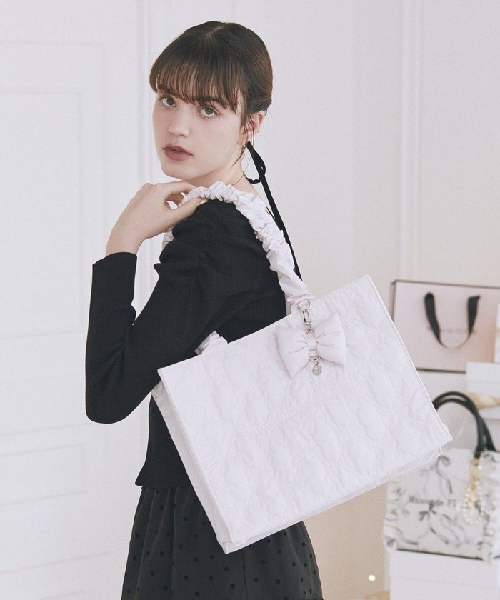 【メゾンドフルール/Maison de FLEUR】のギャザーハンドルリボンキルティングトート インテリア・キッズ・メンズ・レディースファッション・服の通販 founy(ファニー) https://founy.com/ ファッション Fashion レディースファッション Fashion for Women バッグ Bags おすすめ Recommended / Our Picks キルティング Quilted, Quilting ギャザー Gathered, Ruffled チャーム Charm, Pendant ホリデーシーズン Holiday Season リボン Ribbon, Bow 人気 Popular, Best Seller |ID: prp329100004787152 ipo3291000000034745876