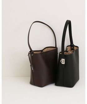 【モローバイサンク/MORROW by thank】のNINE ショルダーバッグ 人気、トレンドファッション・服の通販 founy(ファニー) ファッション Fashion レディースファッション Fashion for Women バッグ Bags 傘 Umbrella, Parasol ショルダー Shoulder, Shoulder Strap シルバー Silver, Metallic Silver シンプル Simple, Minimal スタイリッシュ Stylish, Fashionable センター Center, Center Line 財布 Wallet, Purse フィット Fit, Slim Fit ポケット Pocket, Pocket Detail モダン Modern, Contemporary 日本製 Made In Japan エレガント 上品 Elegant ビジネス 仕事 通勤 Business / Work / Commuting |ID:prp329100004793276