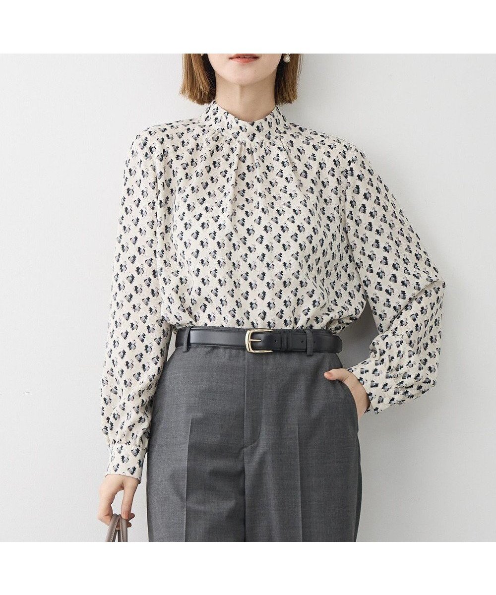 【23区/NIJYUSANKU】のモダンアートプリントギャザーブラウス インテリア・キッズ・メンズ・レディースファッション・服の通販 founy(ファニー) ファッション Fashion レディースファッション Fashion for Women トップス・カットソー Cut & Sew Tops シャツ・ブラウス・オフィスカジュアル Elegant Blouses & Button-Ups イタリア Italy インナー Innerwear 春 Spring ギャザー Gathered, Ruffled サテン Satin, Glossy Fabric ジャケット Jacket, Outerwear ジョーゼット Georgette, Semi-Sheer Fabric なめらか Smooth, Silky Texture プリント Print, Printed Pattern ベーシック Basic, Essential モチーフ Motif, Design Theme S/S・春夏 SS, Spring/Summer, Warm Season 夏 Summer エレガント 上品 Elegant セレモニー Ceremony ベージュ系|ID: prp329100004797384 ipo3291000000034807312