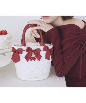 【メゾンドフルール/Maison de FLEUR】のガトーフレーズ2Wayバッグ 人気、トレンドファッション・服の通販 founy(ファニー) ファッション Fashion レディースファッション Fashion for Women バッグ Bags おすすめ Recommended / Our Picks キルティング Quilted, Quilting チャーム Charm, Pendant ホリデーシーズン Holiday Season モチーフ Motif, Design Theme リボン Ribbon, Bow レース Lace, Lace Fabric |ID:prp329100004797400