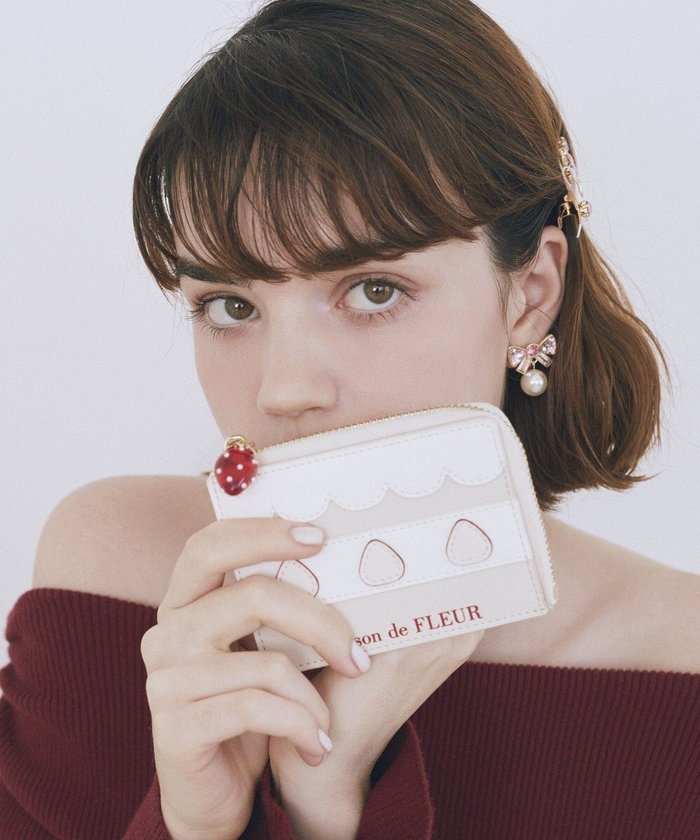 【メゾンドフルール/Maison de FLEUR】のガトーフレーズフラグメントケース インテリア・キッズ・メンズ・レディースファッション・服の通販 founy(ファニー) https://founy.com/ ファッション Fashion レディースファッション Fashion for Women ミニ財布・二つ折り財布 Wallets & Card Cases カードケース/名刺入れ Card Holders & Business Cases コイン Coin, Coin Design チャーム Charm, Pendant ホリデーシーズン Holiday Season ポケット Pocket, Pocket Detail モチーフ Motif, Design Theme エレガント 上品 Elegant 財布 Wallet, Purse |ID: prp329100004797409 ipo3291000000034807382