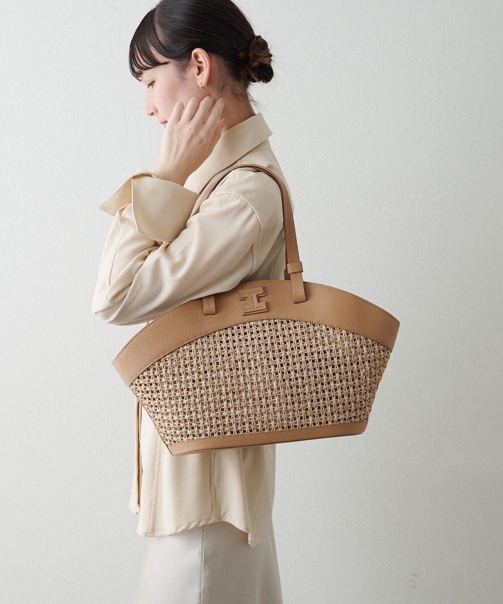 【イアクッチ/IACUCCI】のヴェンタッリョ PAGLIA CATENA インテリア・キッズ・メンズ・レディースファッション・服の通販 founy(ファニー) 　ファッション　Fashion　レディースファッション　Fashion for Women　バッグ　Bags　アクセサリー　Fashion Accessories　今季　This Season, Current Season　巾着　Drawstring Bag, Kinchaku　チェーン　Chain, Chain Strap　バランス　Balance, Style Balance　フォルム　Silhouette, Form　フロント　Front, Front Design　ポーチ　Pouch, Small Case　おすすめ　Recommended / Our Picks　エレガント 上品　Elegant　2026年　2026　キャメル|ID: prp329100004798669 ipo3291000000034817223