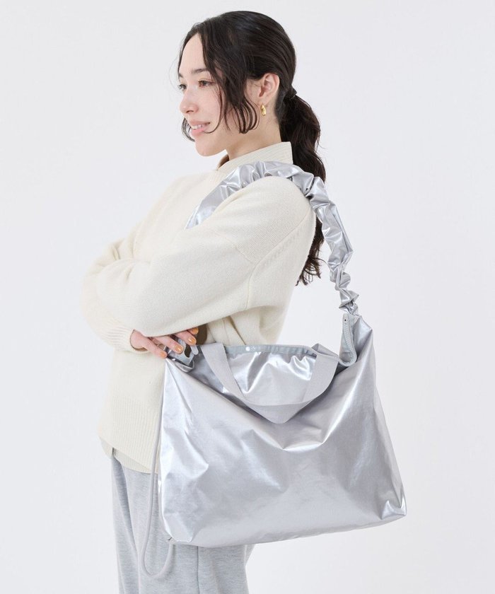 【レスポートサック/LeSportsac】のGH DAILY TOTE/フロストシルバーシャイン インテリア・キッズ・メンズ・レディースファッション・服の通販 founy(ファニー) https://founy.com/ ファッション Fashion レディースファッション Fashion for Women バッグ Bags ギャザー Gathered, Ruffled 軽量 Lightweight, Ultra Light ショルダー Shoulder, Shoulder Strap シルバー Silver, Metallic Silver スマホ Smartphone, Mobile Device トラベル Travel, Travel Gear ドローストリング Drawstring, Pull Cord プリント Print, Printed Pattern ポケット Pocket, Pocket Detail おすすめ Recommended / Our Picks 旅行 Travel エレガント 上品 Elegant ビジネス 仕事 通勤 Business / Work / Commuting |ID: prp329100004798698 ipo3291000000034817311