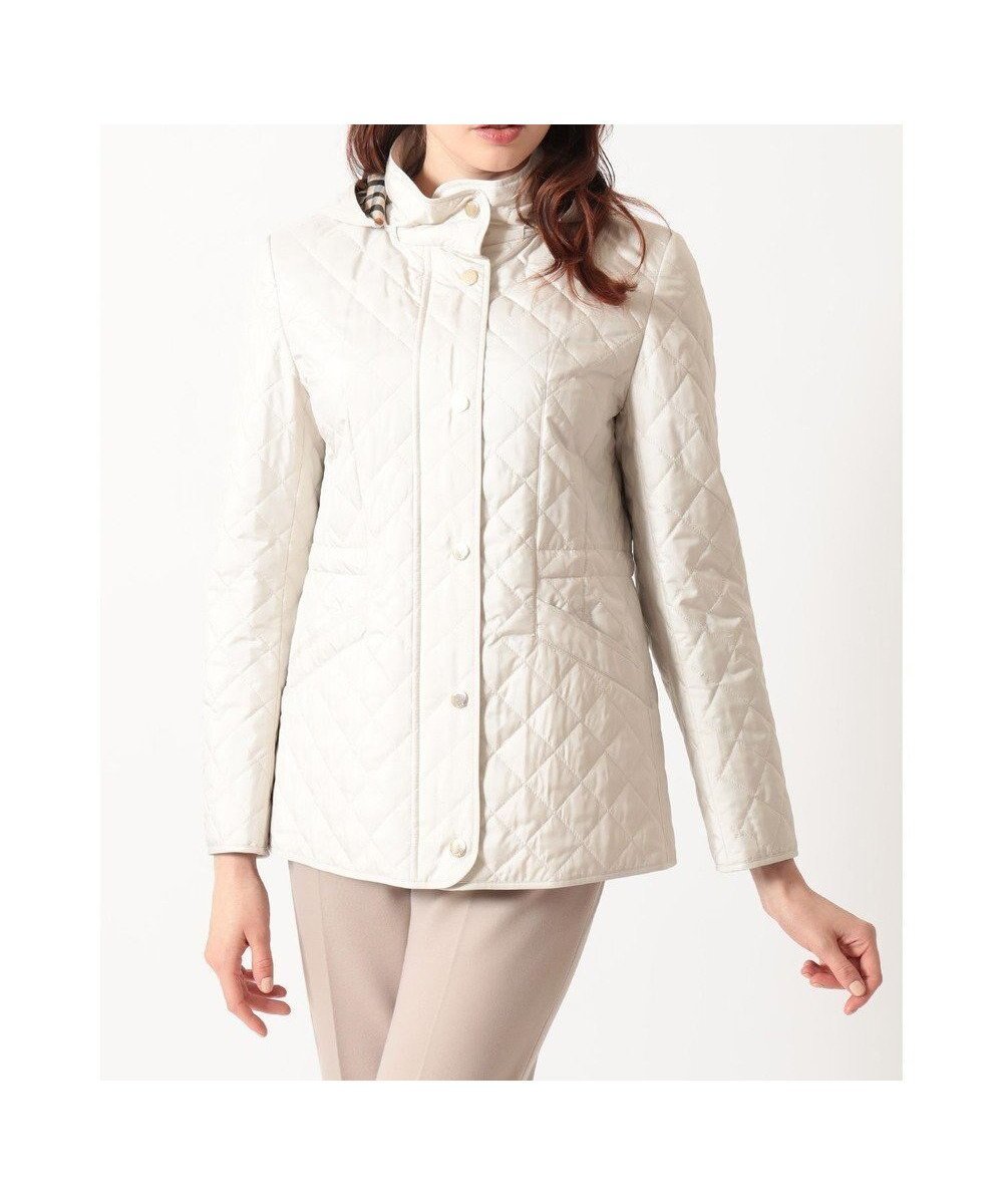 【ダックス/DAKS】のライトウェイト フーデッドキルティングブルゾン インテリア・キッズ・メンズ・レディースファッション・服の通販 founy(ファニー) 　ファッション　Fashion　レディースファッション　Fashion for Women　アウター　Coat / Outerwear Collection　コート・ロングコート・ピーコート　Long Coats, Peacoats & More　レディースジャケット・軽アウター　Jackets　ブルゾンジャケット・スポーティアウター　Blouson Jackets　エレガント 上品　Elegant　シルク　Silk, 100% Silk　ジャケット　Jacket, Outerwear　タフタ　Taffeta, Structured Fabric　ダウン　Down, Puffer　ドローストリング　Drawstring, Pull Cord　ブルゾン　Blouson, Bomber Jacket　夏　Summer　S/S・春夏　SS, Spring/Summer, Warm Season　A/W・秋冬　Autumn/Winter　軽量　Lightweight, Ultra Light　ホワイト|ID: prp329100004800232 ipo3291000000034826797