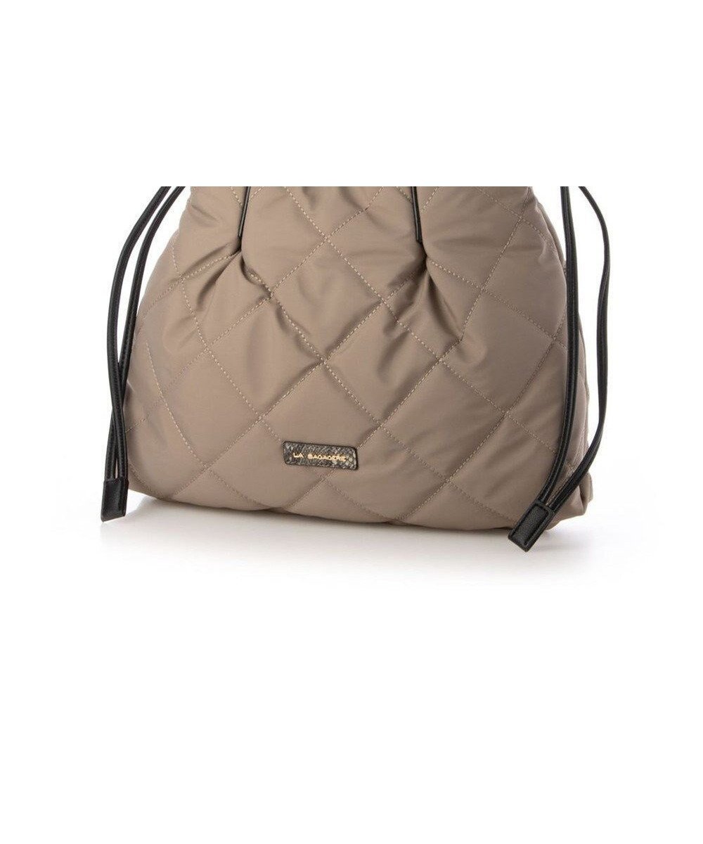 【ラ バガジェリー/LA BAGAGERIE】のドローストリング×キルト2WAYトート Sサイズ インテリア・キッズ・メンズ・レディースファッション・服の通販 founy(ファニー) ファッション Fashion レディースファッション Fashion for Women バッグ Bags キルティング Quilted, Quilting キルト Quilt, Quilted Fabric スマート Smart, Elegant タフタ Taffeta, Structured Fabric トレンド Trend, Trending Now ドローストリング Drawstring, Pull Cord パイソン Python, Snakeskin Pattern フェイクレザー Faux Leather, PU Leather ポケット Pocket, Pocket Detail マグネット Magnet, Magnetic Closure 人気 Popular, Best Seller 軽量 Lightweight, Ultra Light グレー|ID: prp329100004807609 ipo3291000000034887446